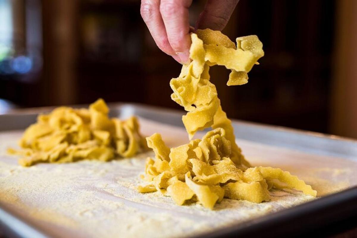 una persona che tiene un pezzo di cibo su una padella