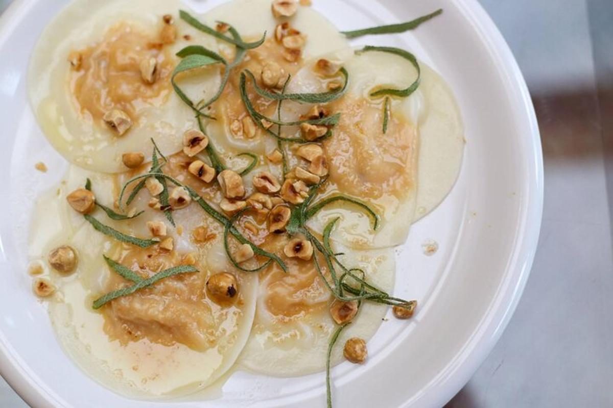 un piatto bianco di cibo con sopra delle verdure