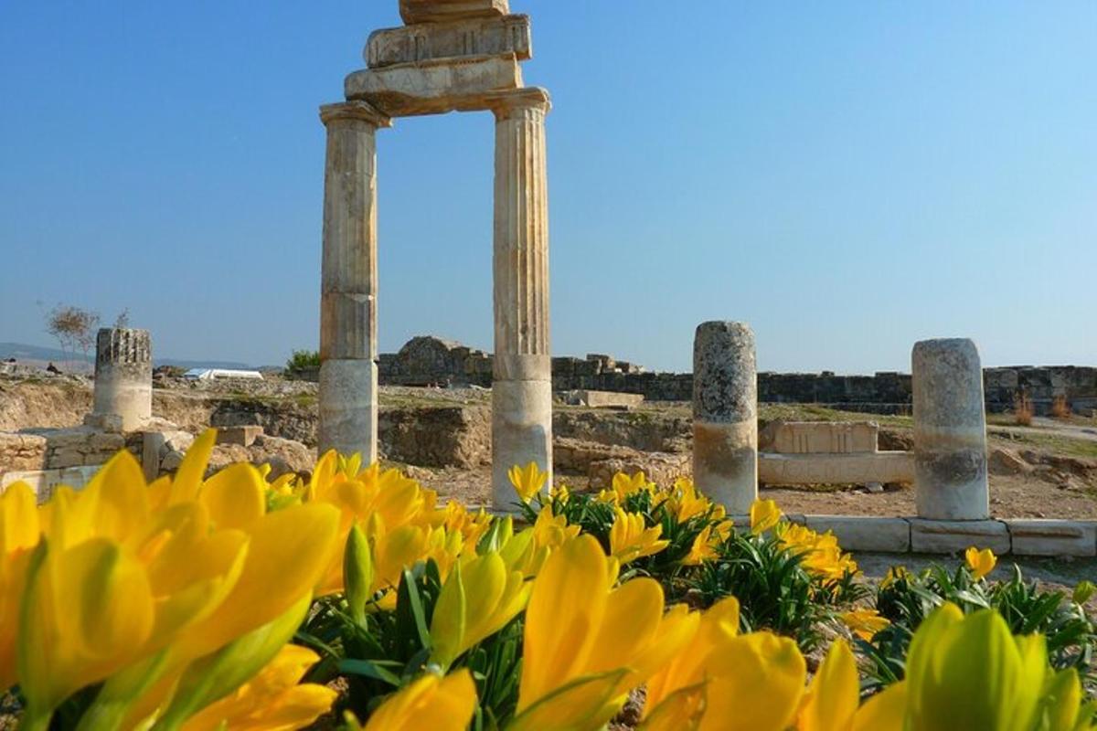 ein Strauß gelber Blumen vor einem Tempel