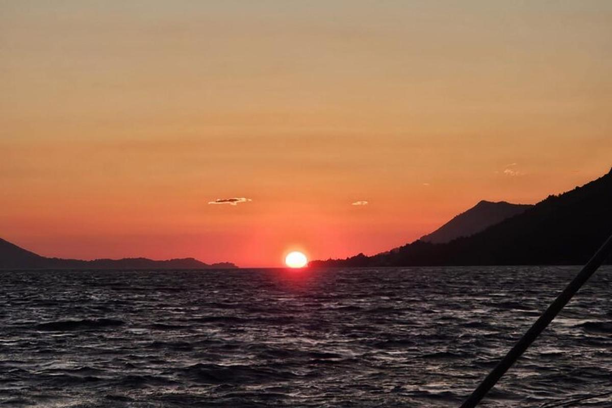 ένα ηλιοβασίλεμα όπως φαίνεται από μια βάρκα στο νερό