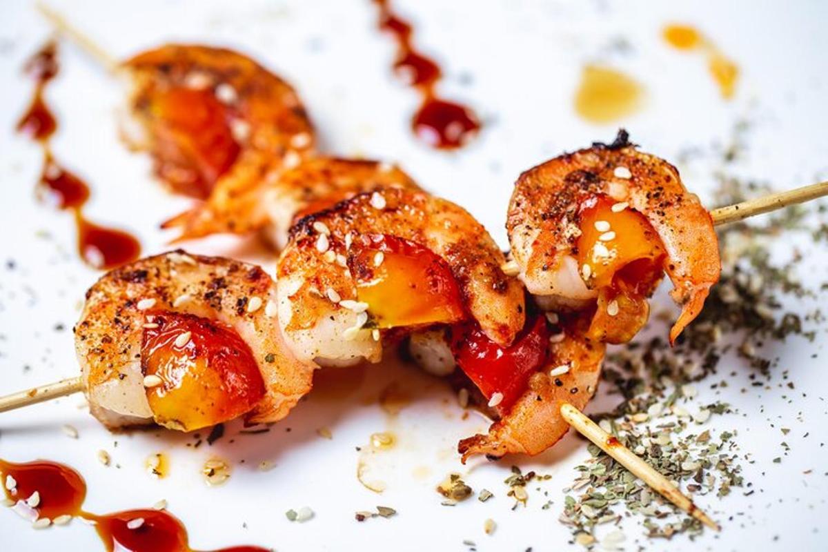 un plat de menjar amb gambes en bastonets