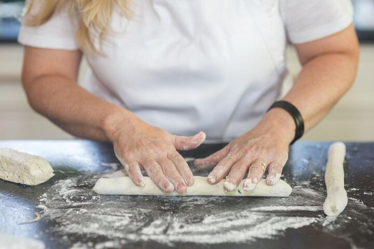 uma mulher está amassando a massa sobre uma mesa