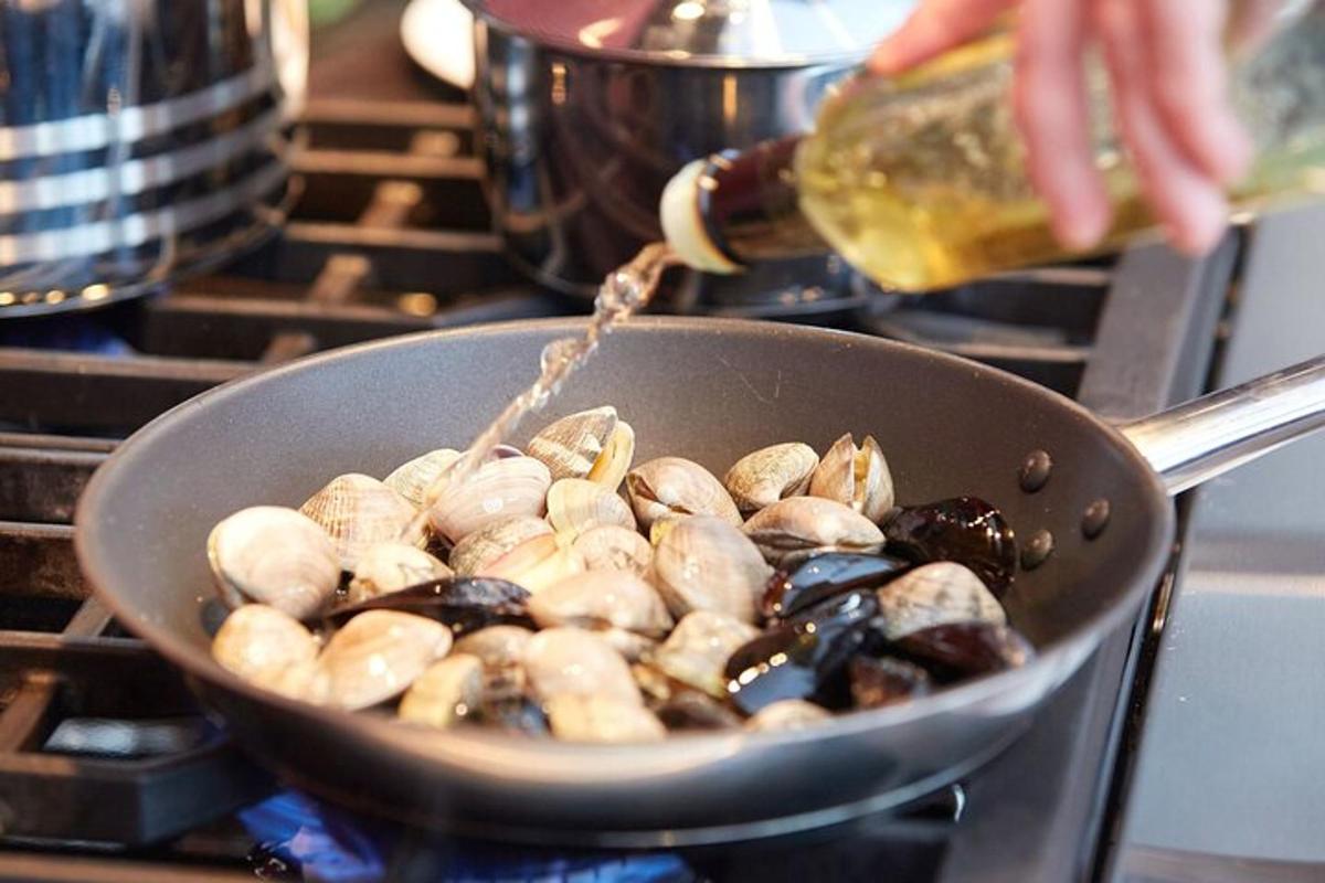 una paella de cloïsses i musclos cuinant-se a la cuina