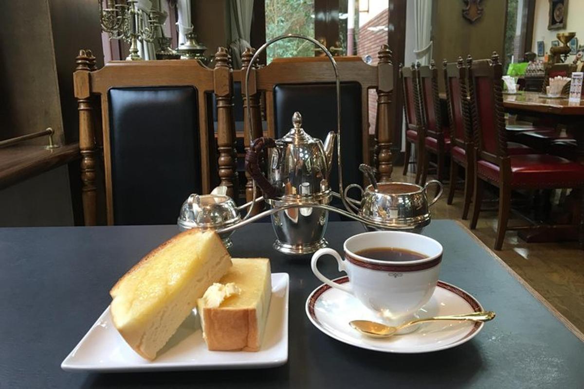 sepinggan roti dan secawan kopi di atas meja