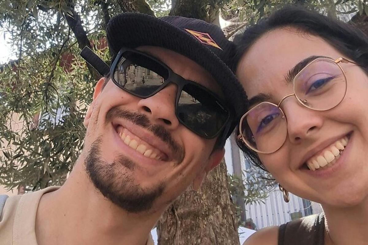muž a žena pózují pro fotografii