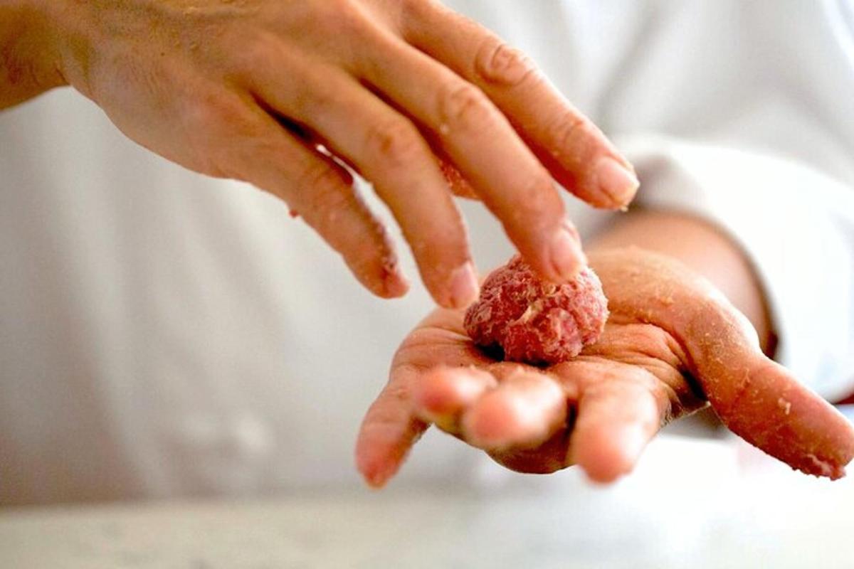 una persona che tiene un pezzo di cibo tra le mani
