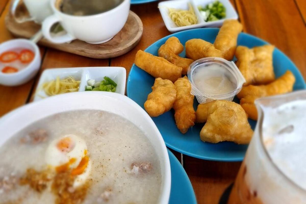 una mesa con un plato de comida y un tazón de sopa