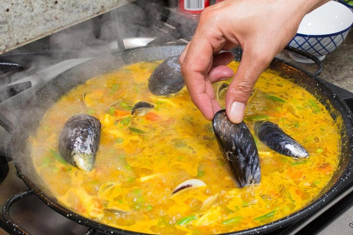 una persona sta mescolando una pentola di cibo