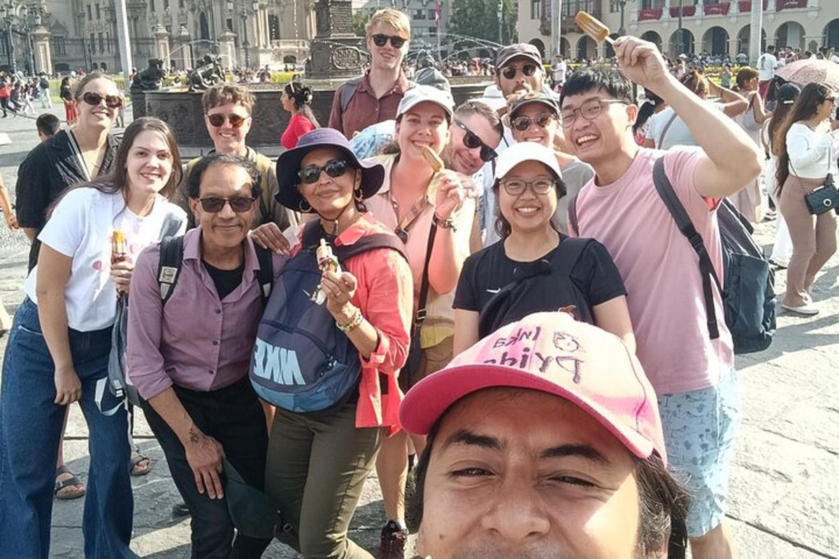 un grup de oameni care pozează pentru o fotografie
