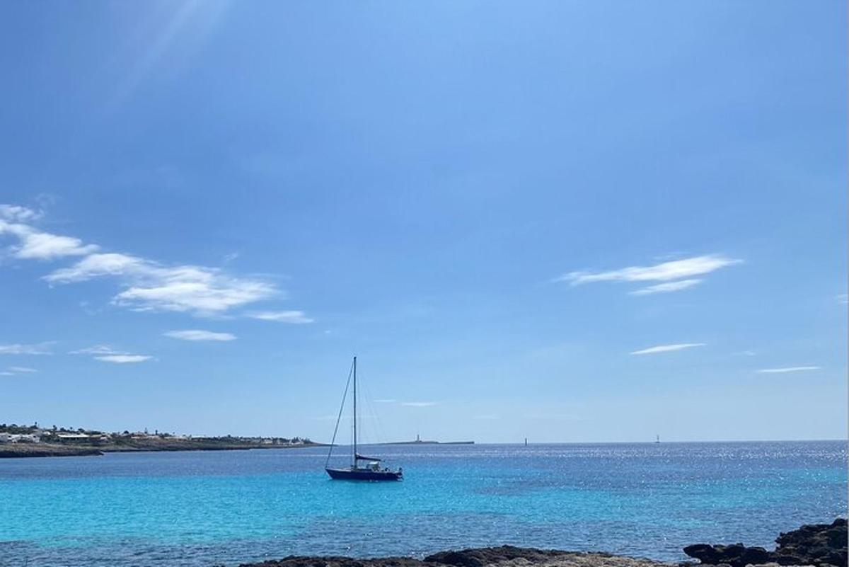 jadrnica v vodi na plaži