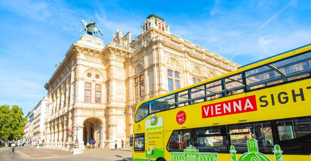 kollane kahekordne buss hoone ees