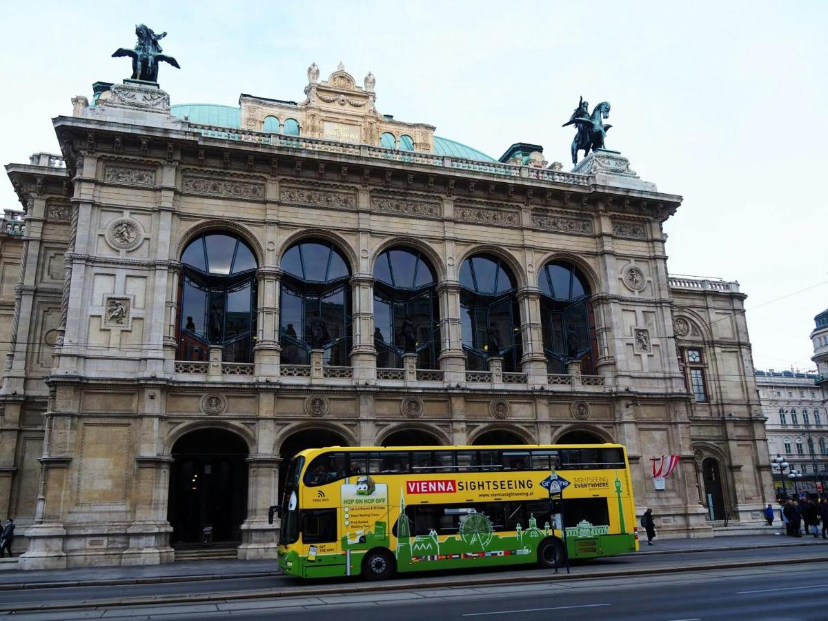 žlutý dvoupatrový autobus zaparkovaný před budovou