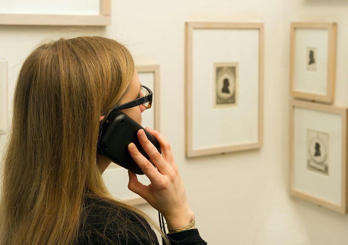 o femeie vorbește la telefonul mobil