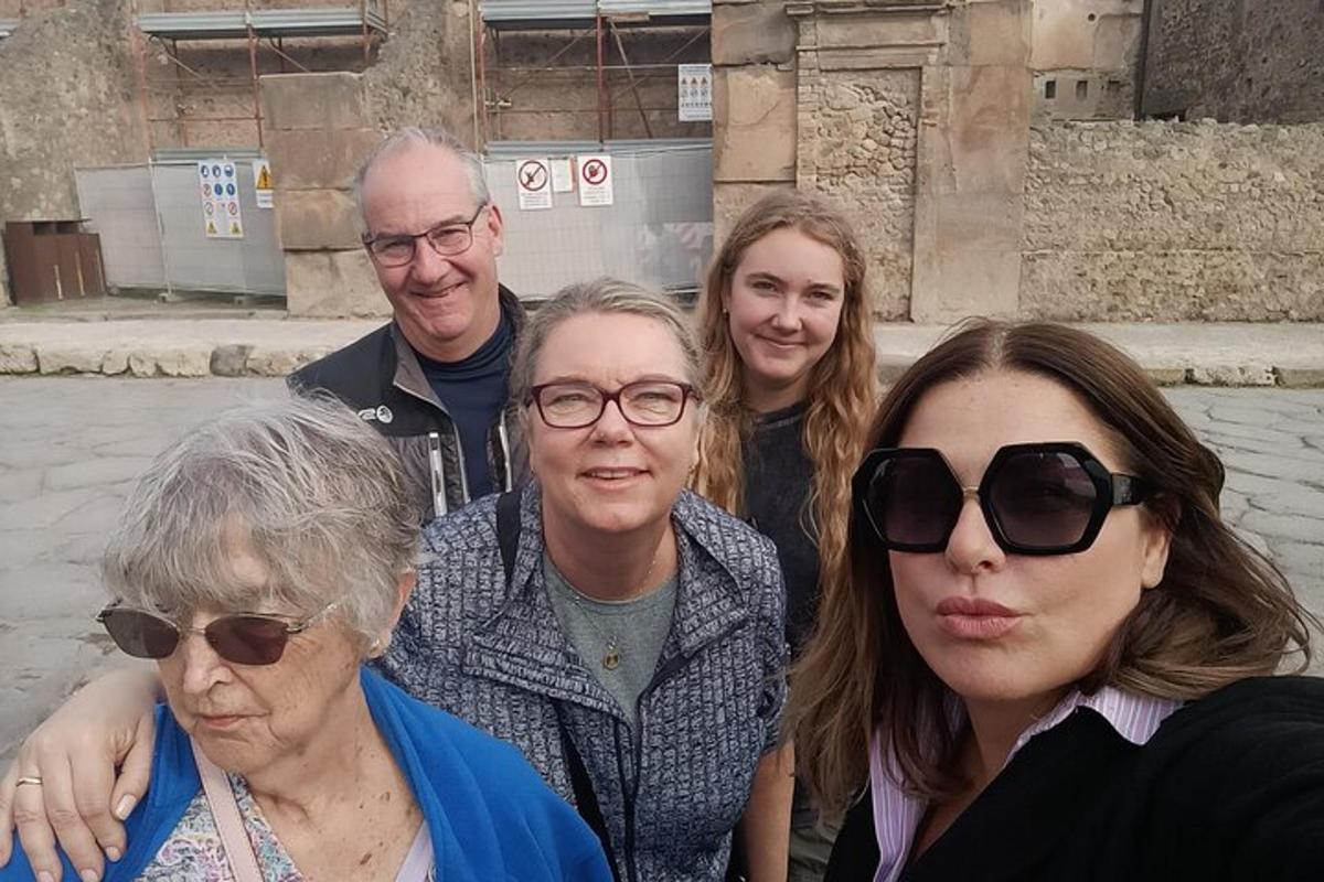 hópur fólks að pósa fyrir mynd
