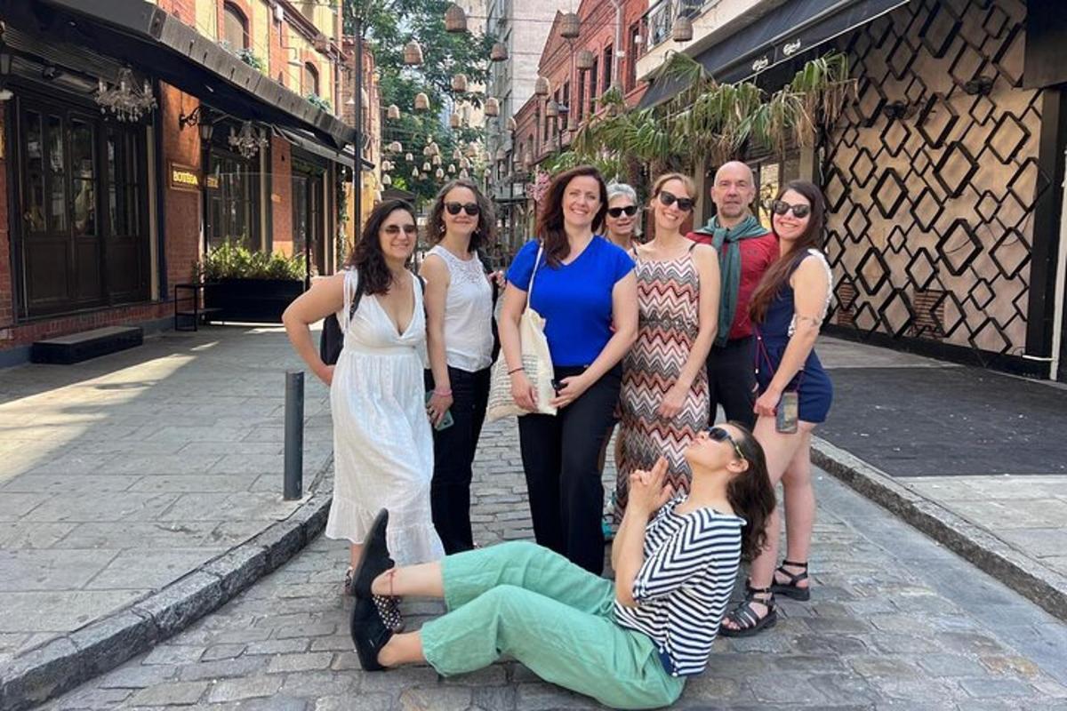 un grup de oameni care pozează pentru o fotografie pe stradă
