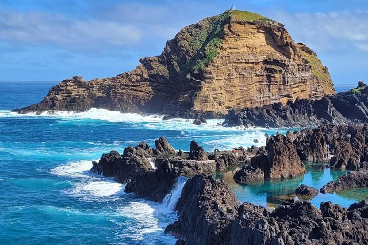 una formazione rocciosa nell'oceano con una montagna