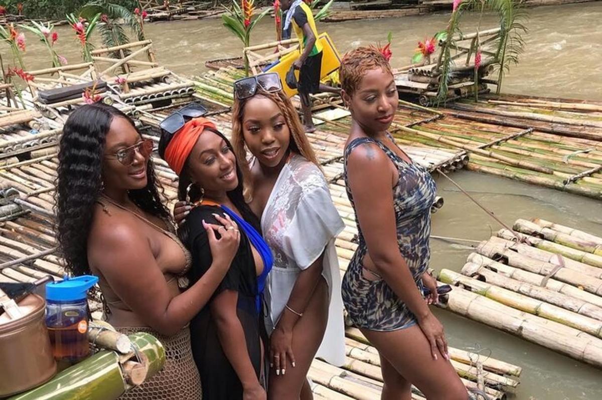 Un grupo de mujeres jóvenes de pie junto a un río.