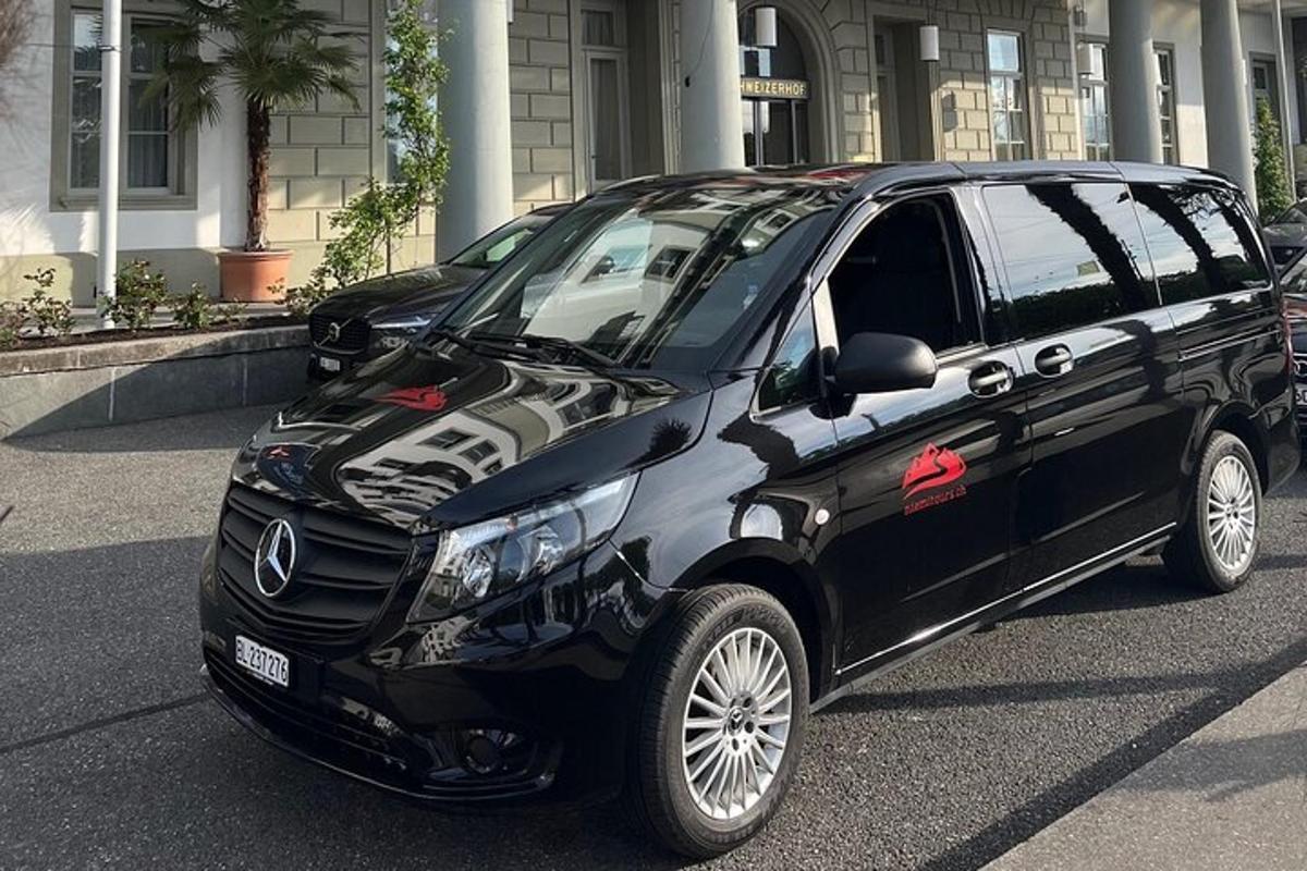 sebuah suv hitam diletakkan di hadapan sebuah bangunan