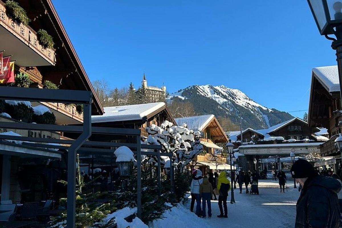 Un grupo de personas caminando por una calle cubierta de nieve