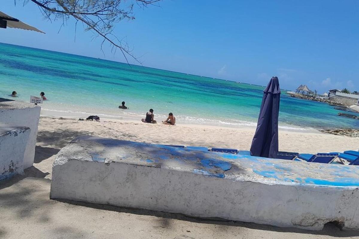 một bãi biển có ô và mọi người trên bãi biển