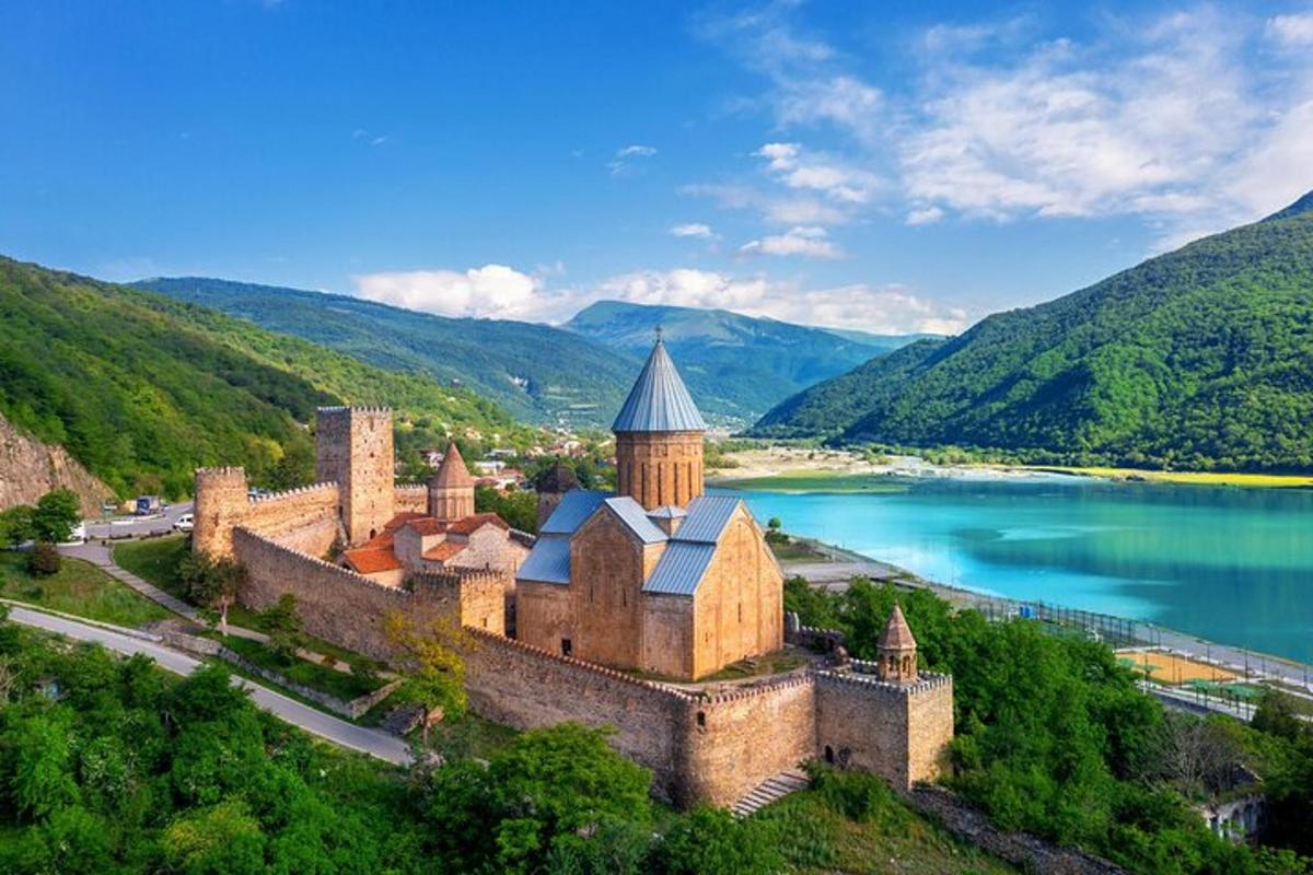 starý hrad na kopci u vodní plochy