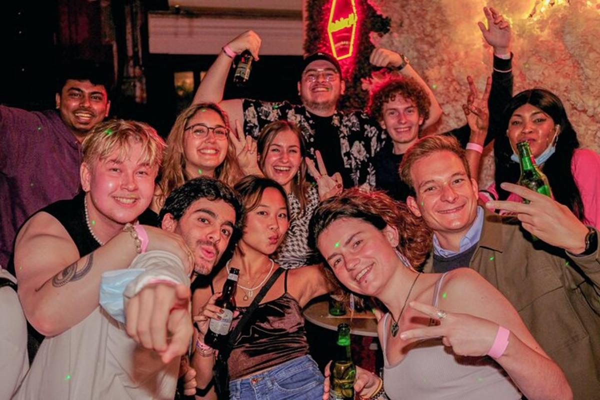 en gruppe mennesker som poserer for et bilde på en fest