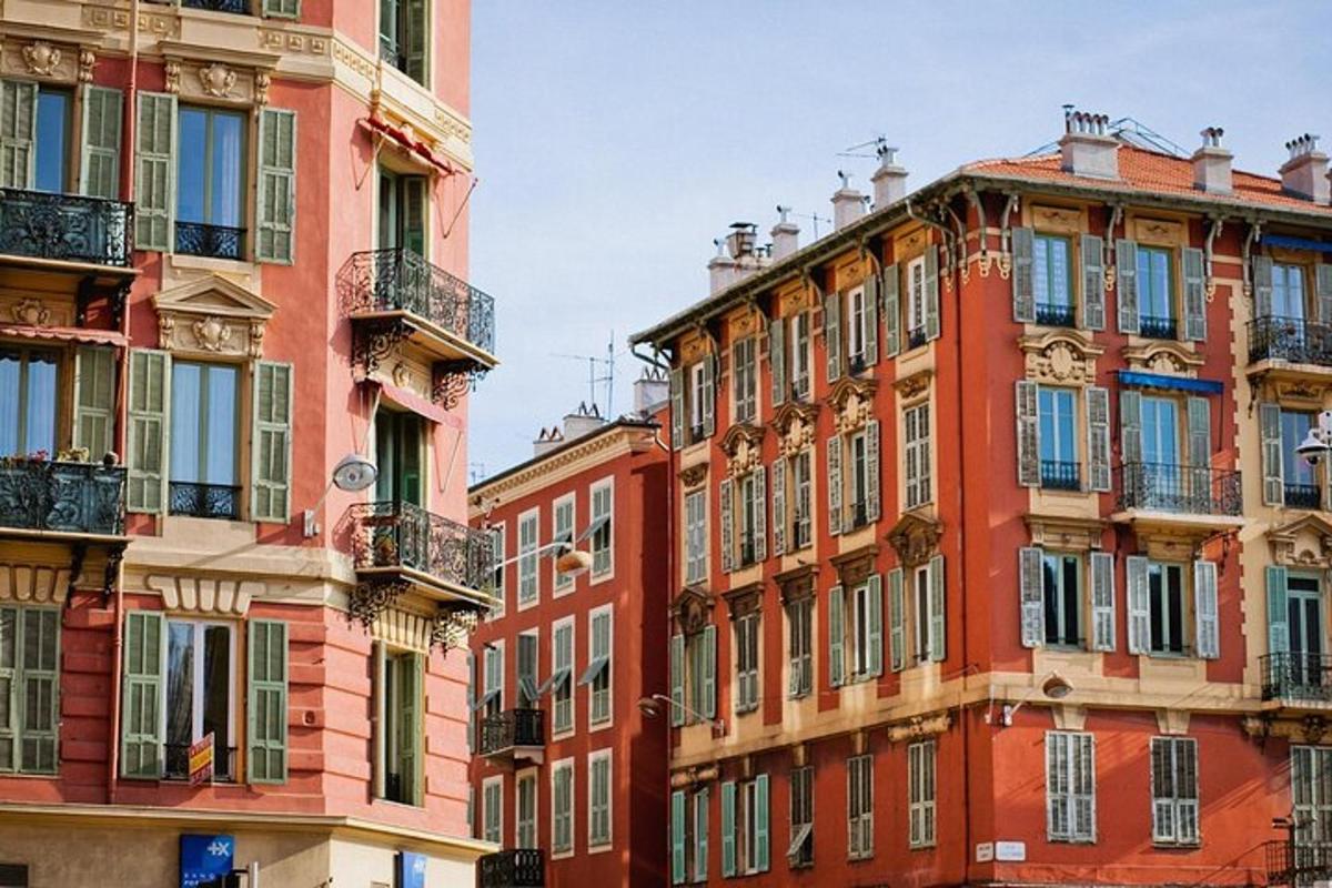 un groupe de grands immeubles dans une ville