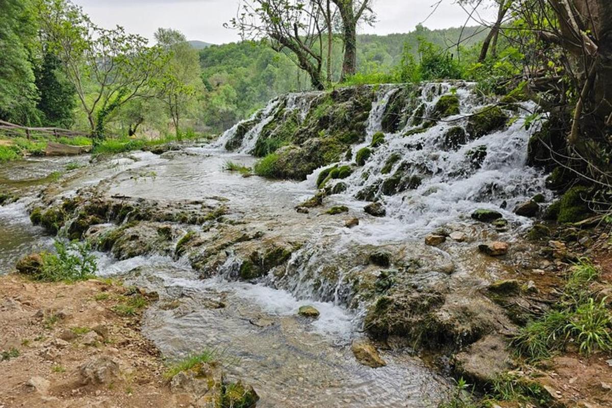 ένας καταρράκτης στην όχθη ενός ποταμού