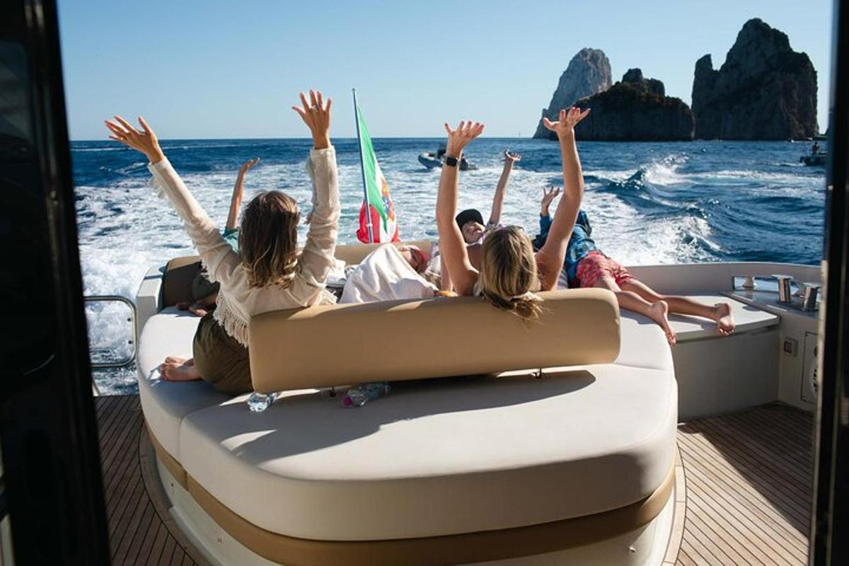um grupo de pessoas sentadas na parte de trás de um barco