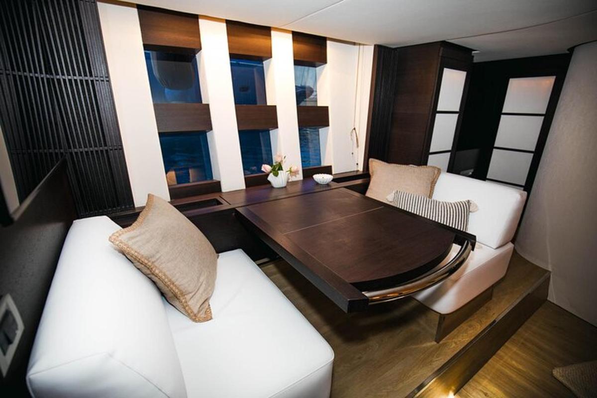 uma sala de jantar com uma mesa e cadeiras brancas