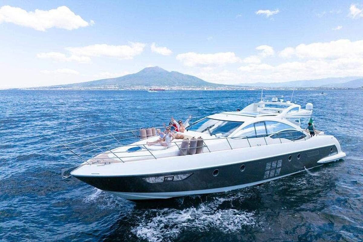 um barco branco na água com pessoas nele