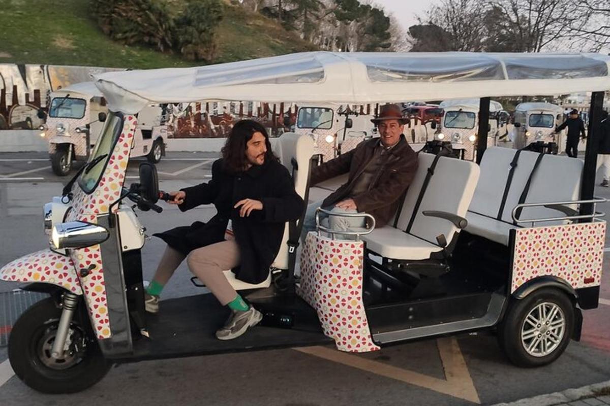 un uomo e una donna a bordo di un golf cart