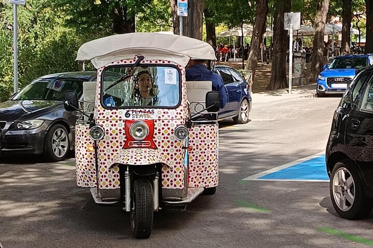 un veicolo rosso e bianco con una donna alla guida