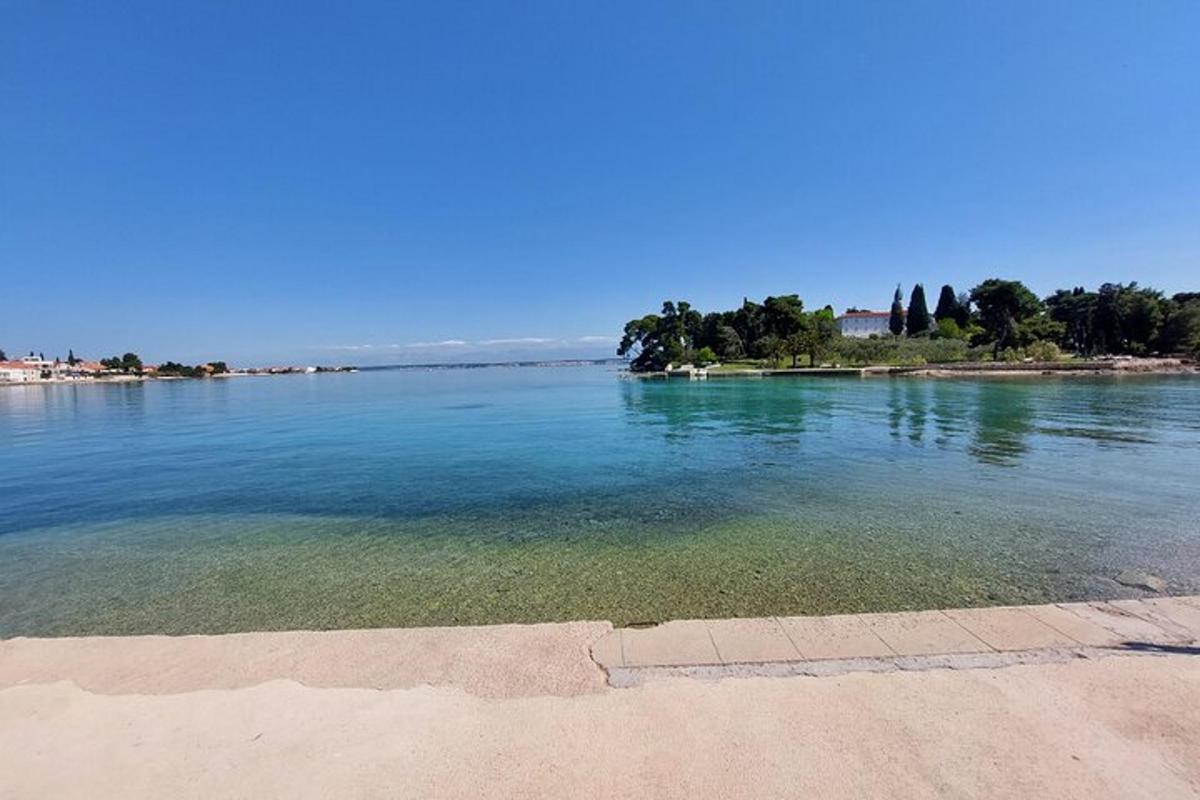 egy nagy vízfelület stranddal és fákkal