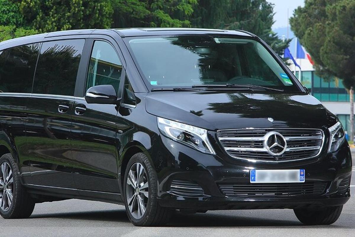 un tot terreny Mercedes-Benz negre aparcat en un aparcament