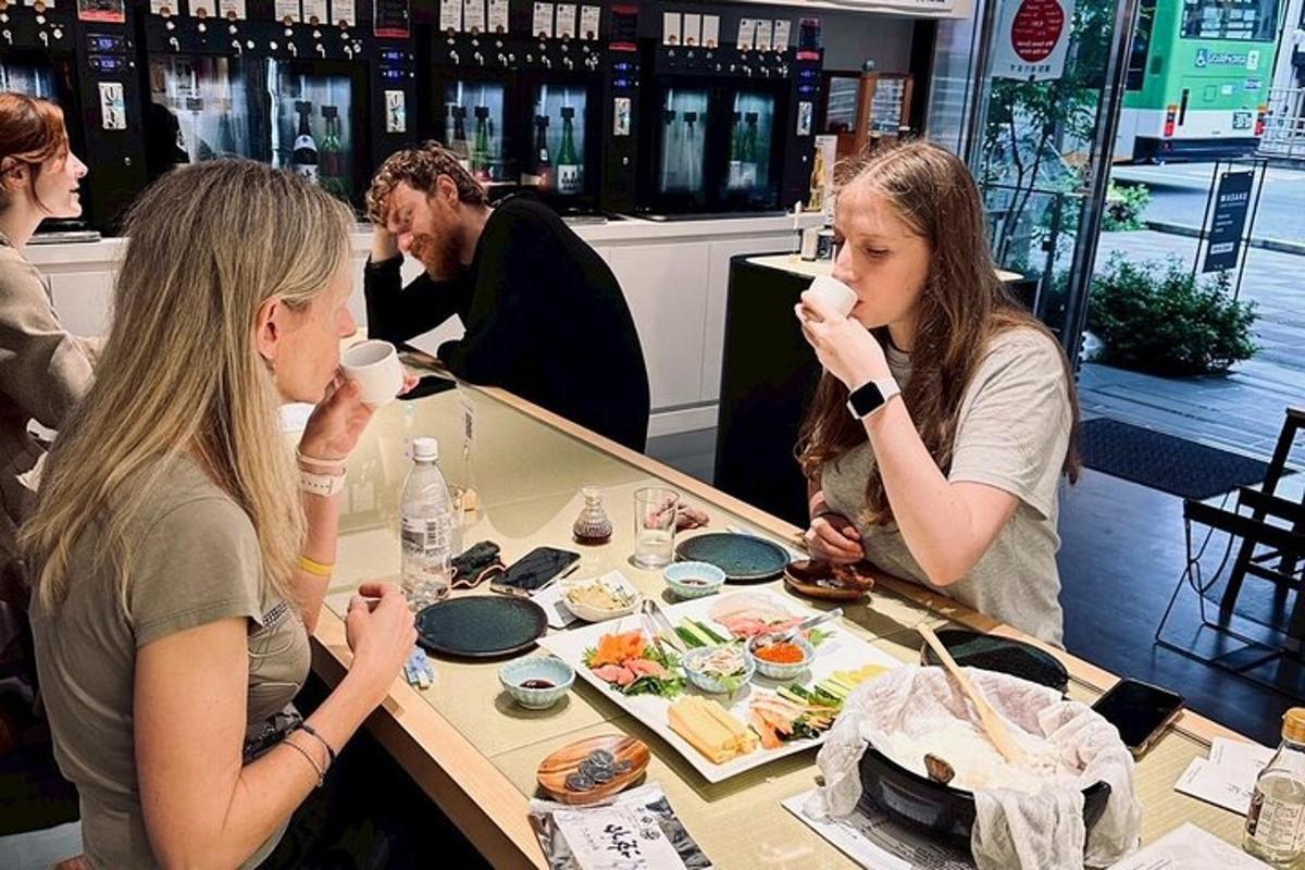 un gruppo di persone sedute a un tavolo che mangiano cibo