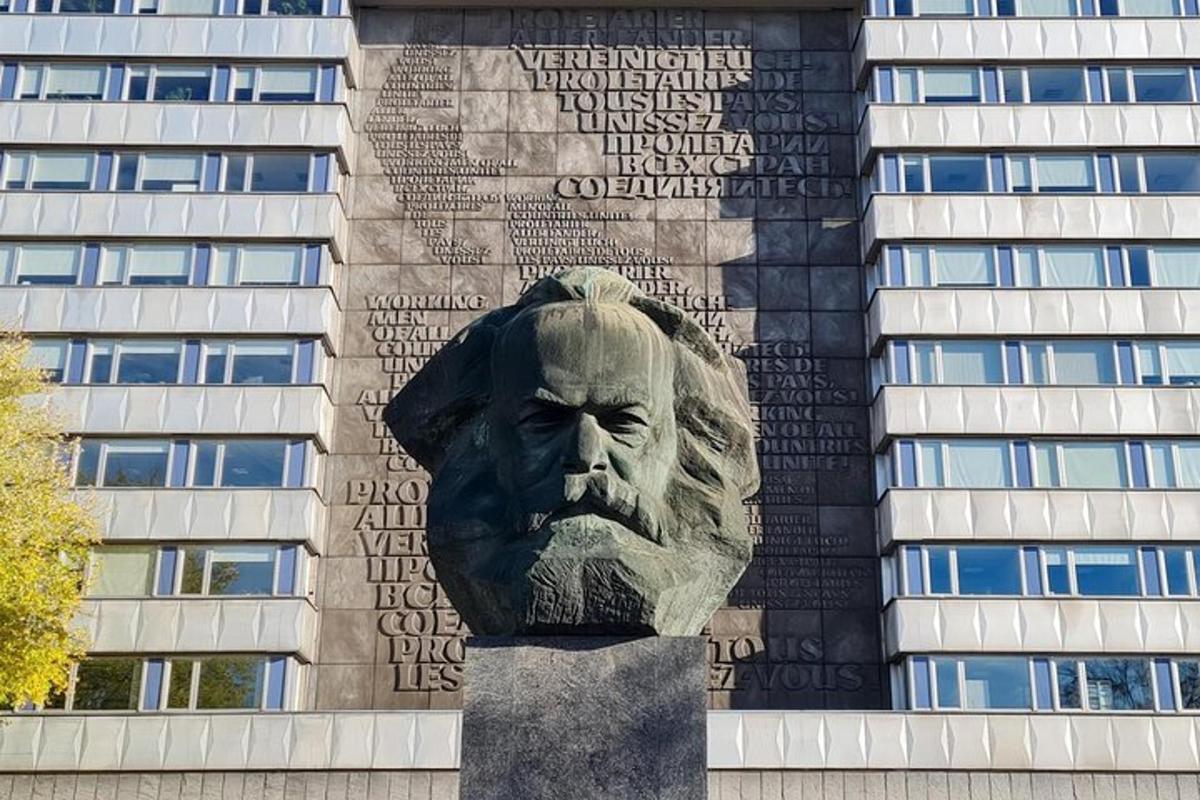статуа главе испред зграде