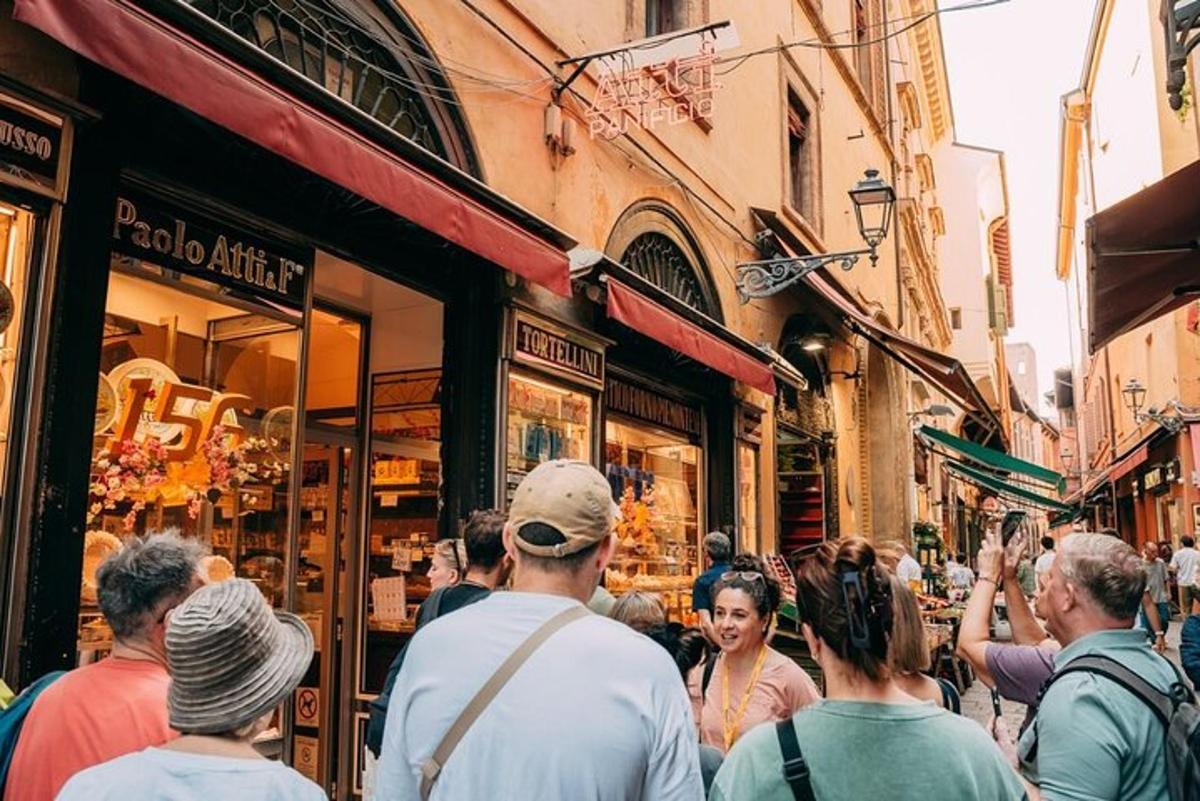 uma multidão de pessoas caminhando por uma rua movimentada