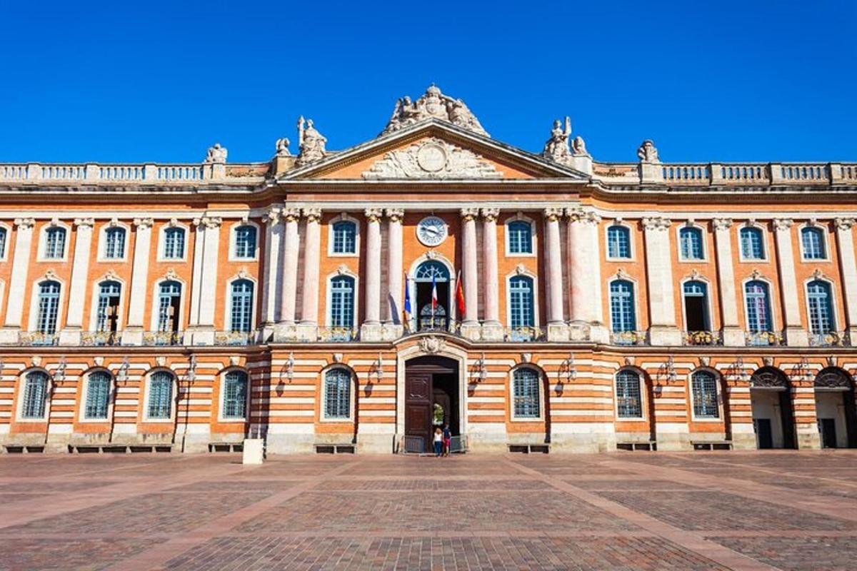un grande edificio con un orologio sulla facciata