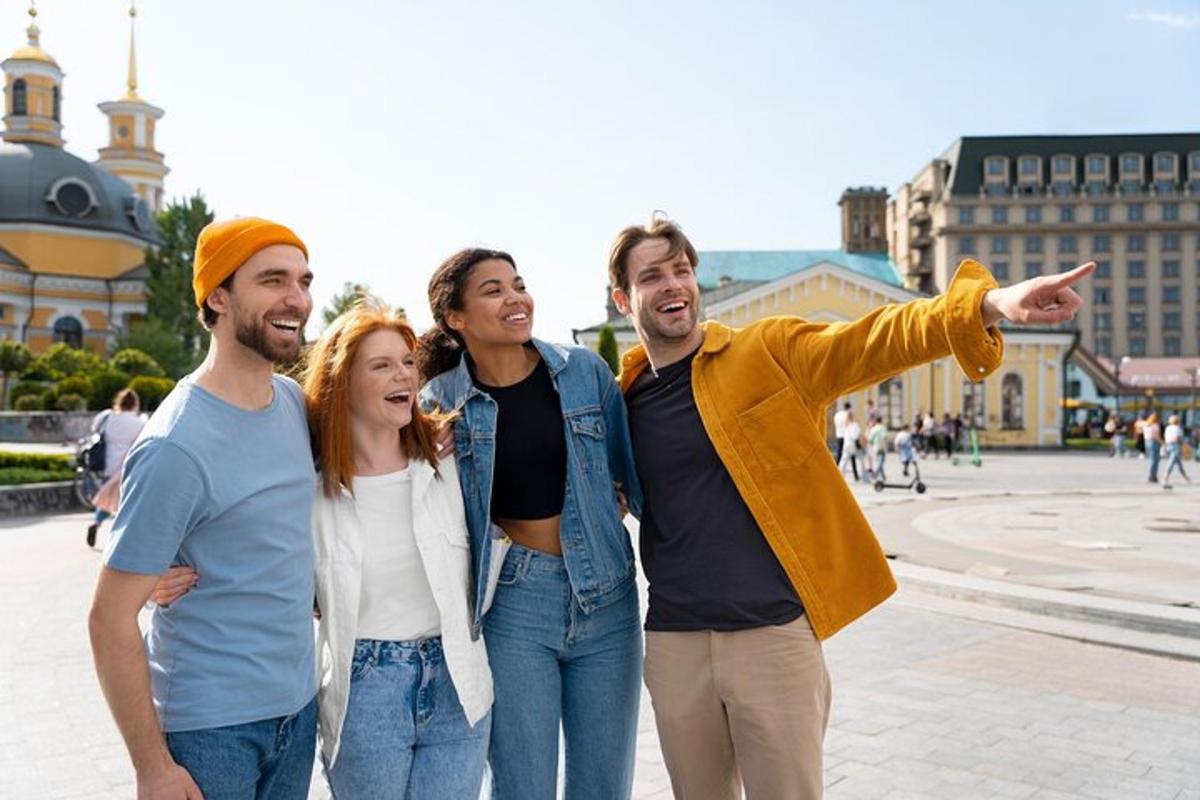 un gruppo di persone che camminano lungo una strada