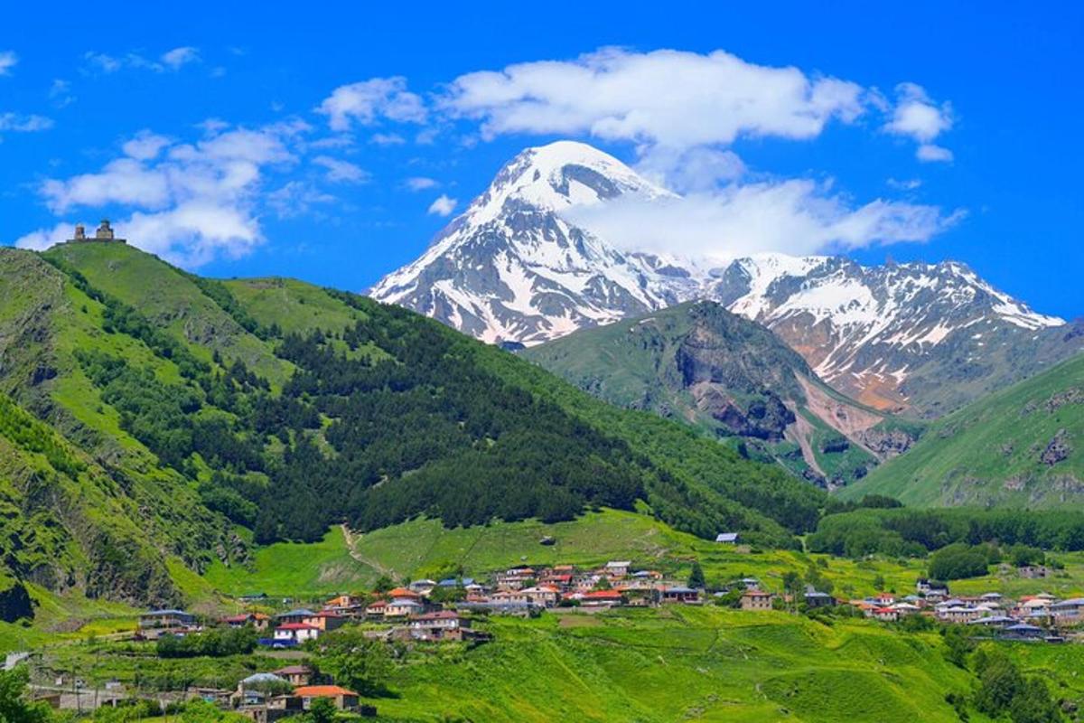 Una montaña a lo lejos con un pueblo en una colina