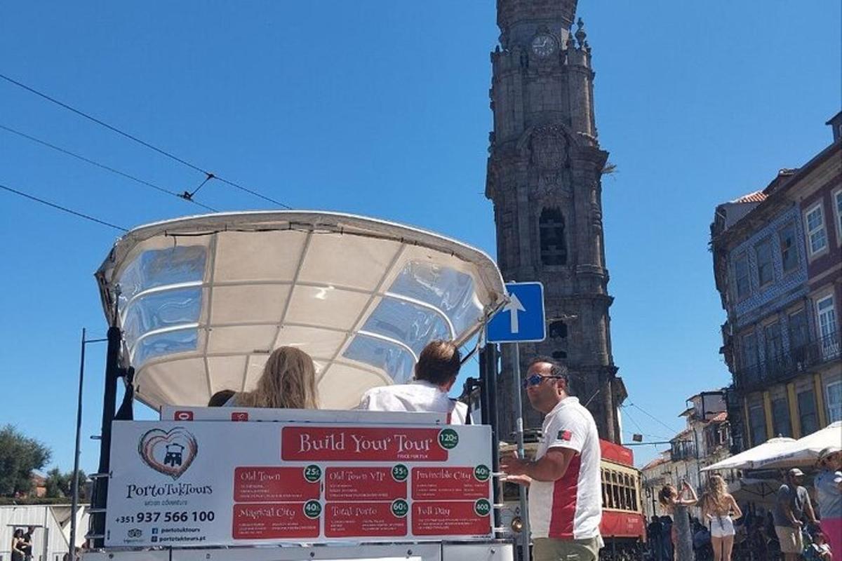 skupina lidí jedoucích v zadní části nákladního auta