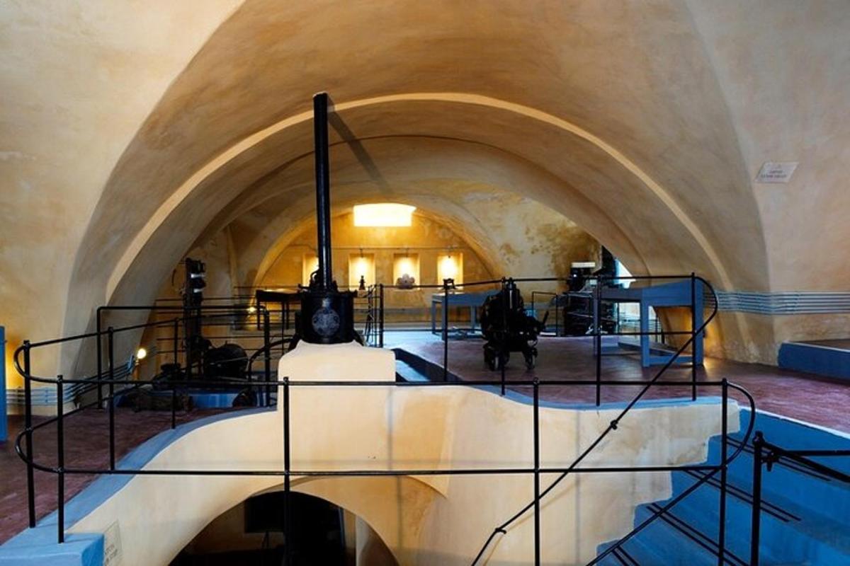un museo con una scala a chiocciola in un edificio