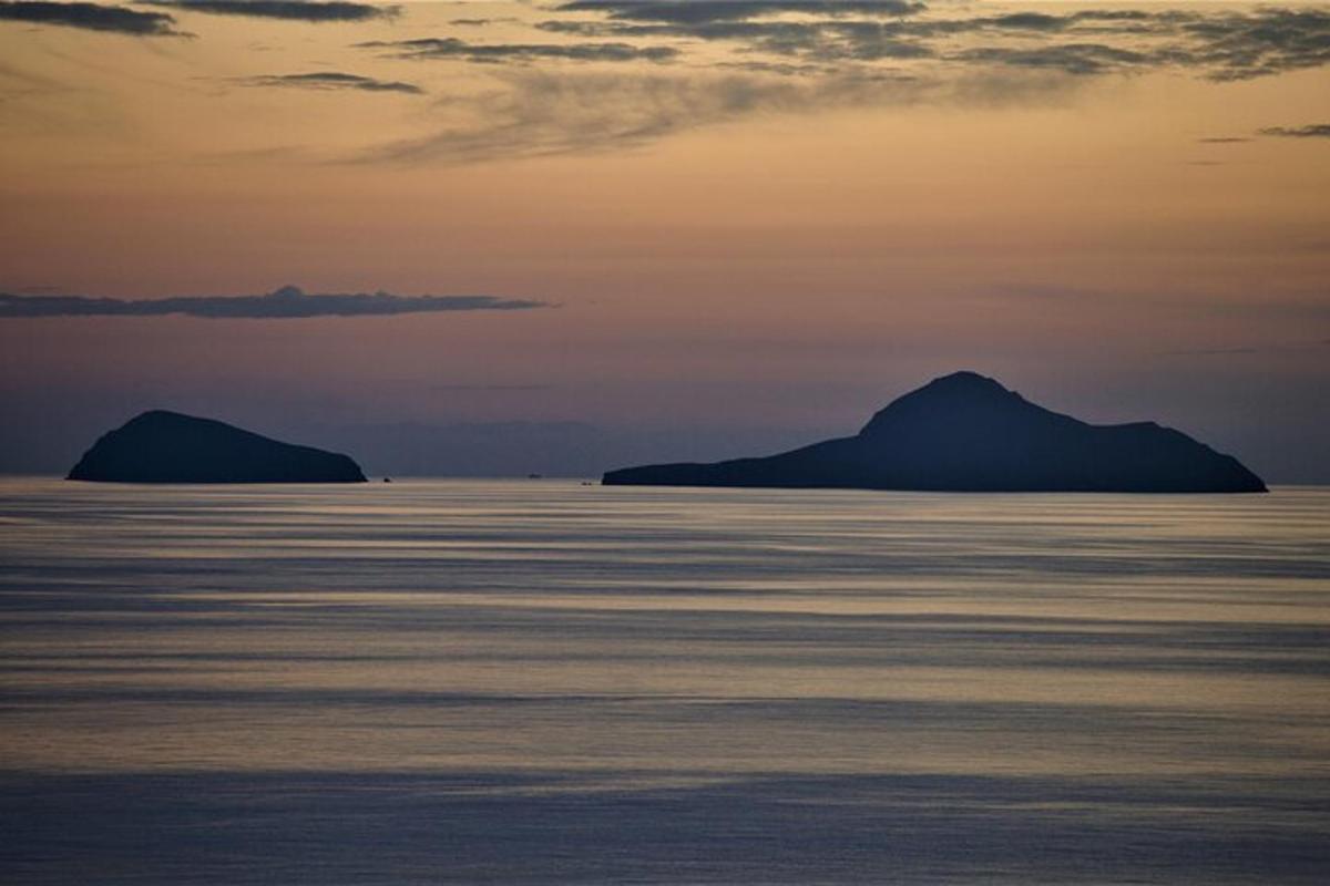 due isole nell'oceano al tramonto