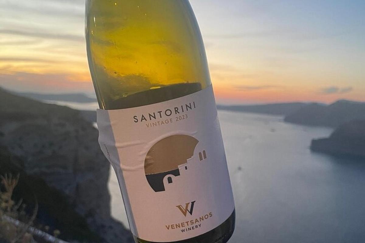 en flaske vin, der står på toppen af et bjerg
