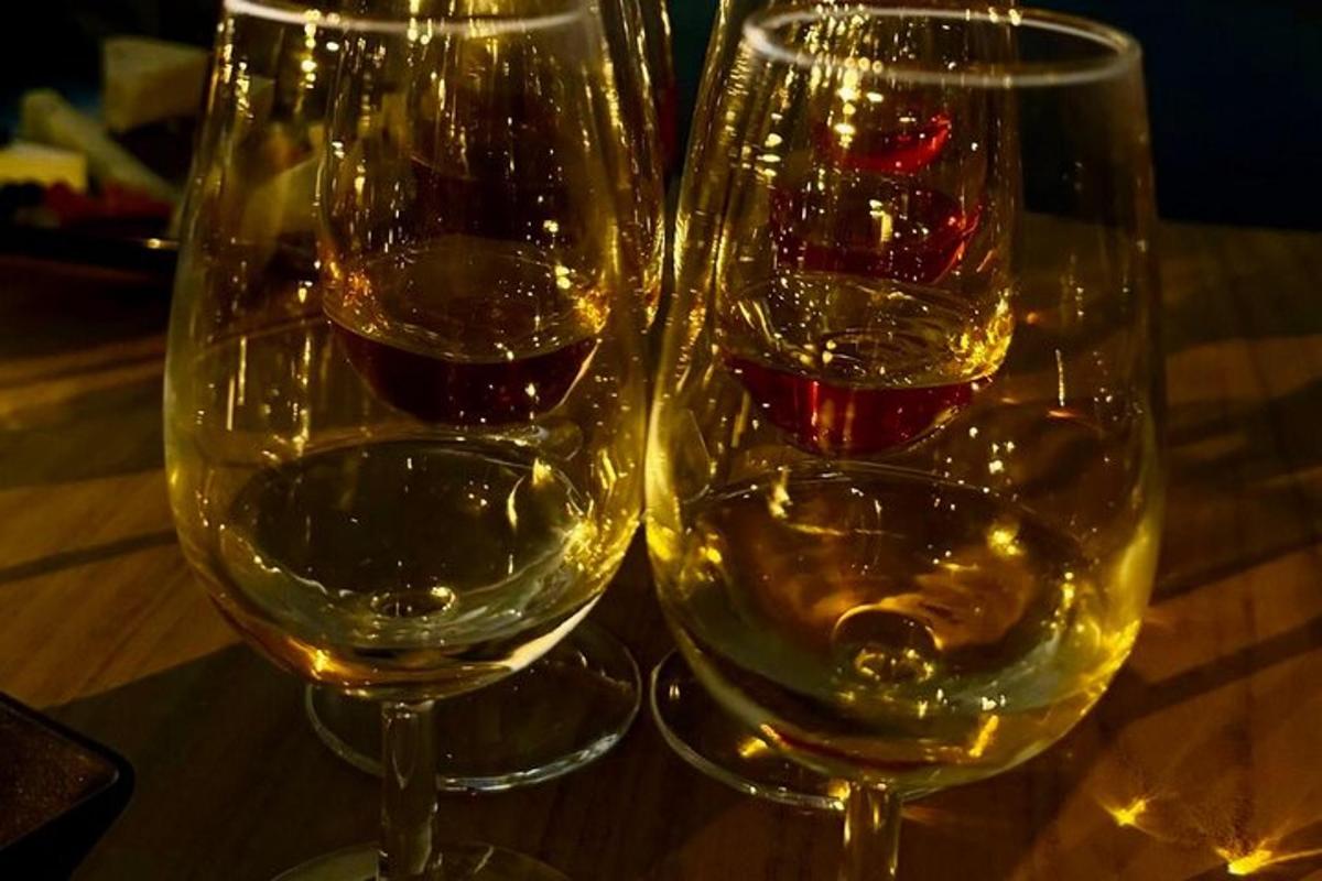 due bicchieri di vino appoggiati su un tavolo di legno