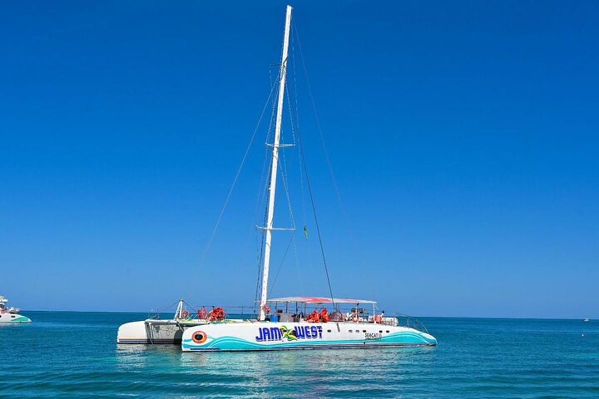 Un velero en el agua con gente a bordo.