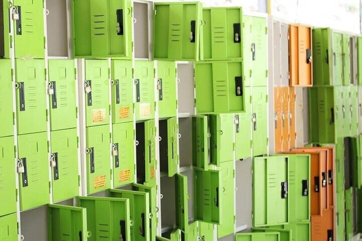 купа зелених та помаранчевих коробок на стіні