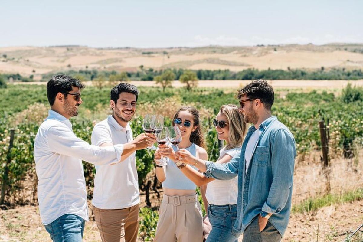 un gruppo di persone che tengono in mano bicchieri di vino