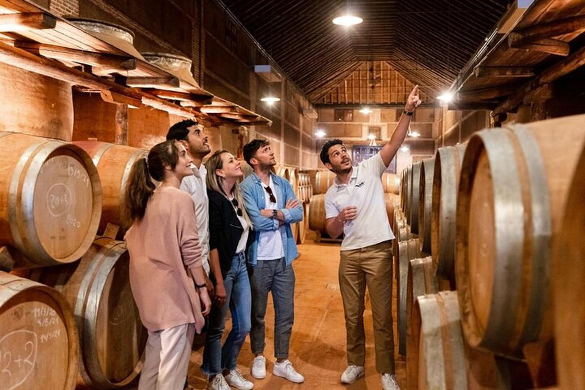 un gruppo di persone in piedi in una cantina vinicola